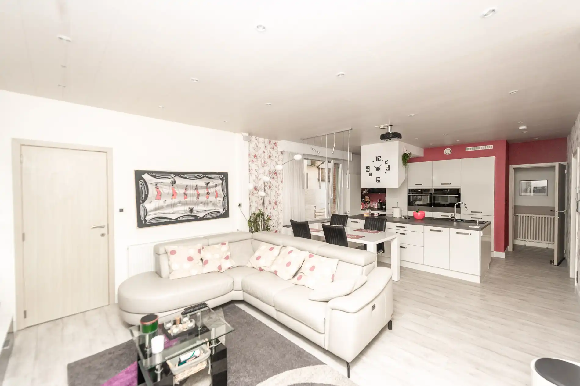 Ruim modern appartement met 3 slaapkamers en terras foto 2