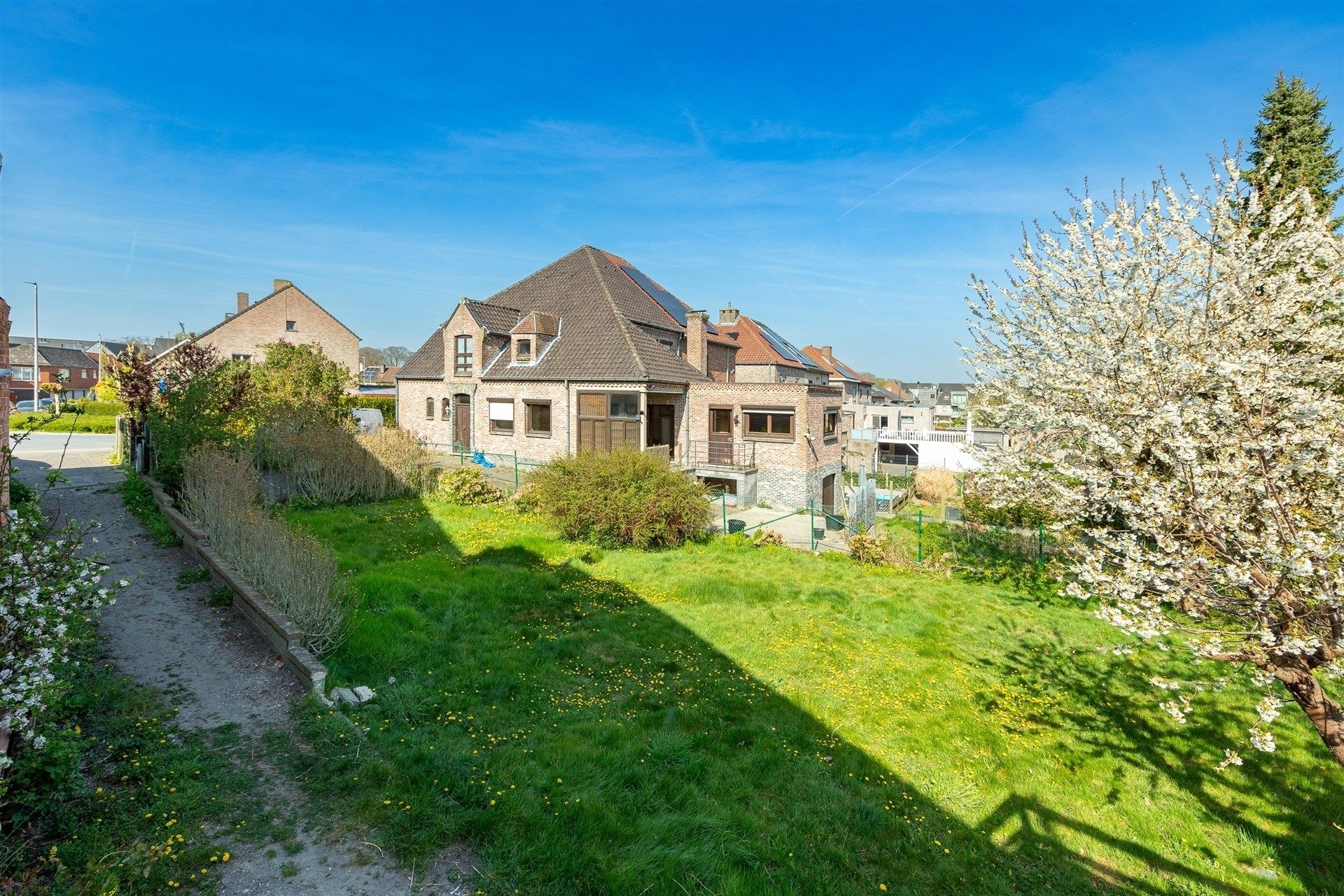 centraal gelegen renovatiewoning met grote tuin en verder potentieel foto 6
