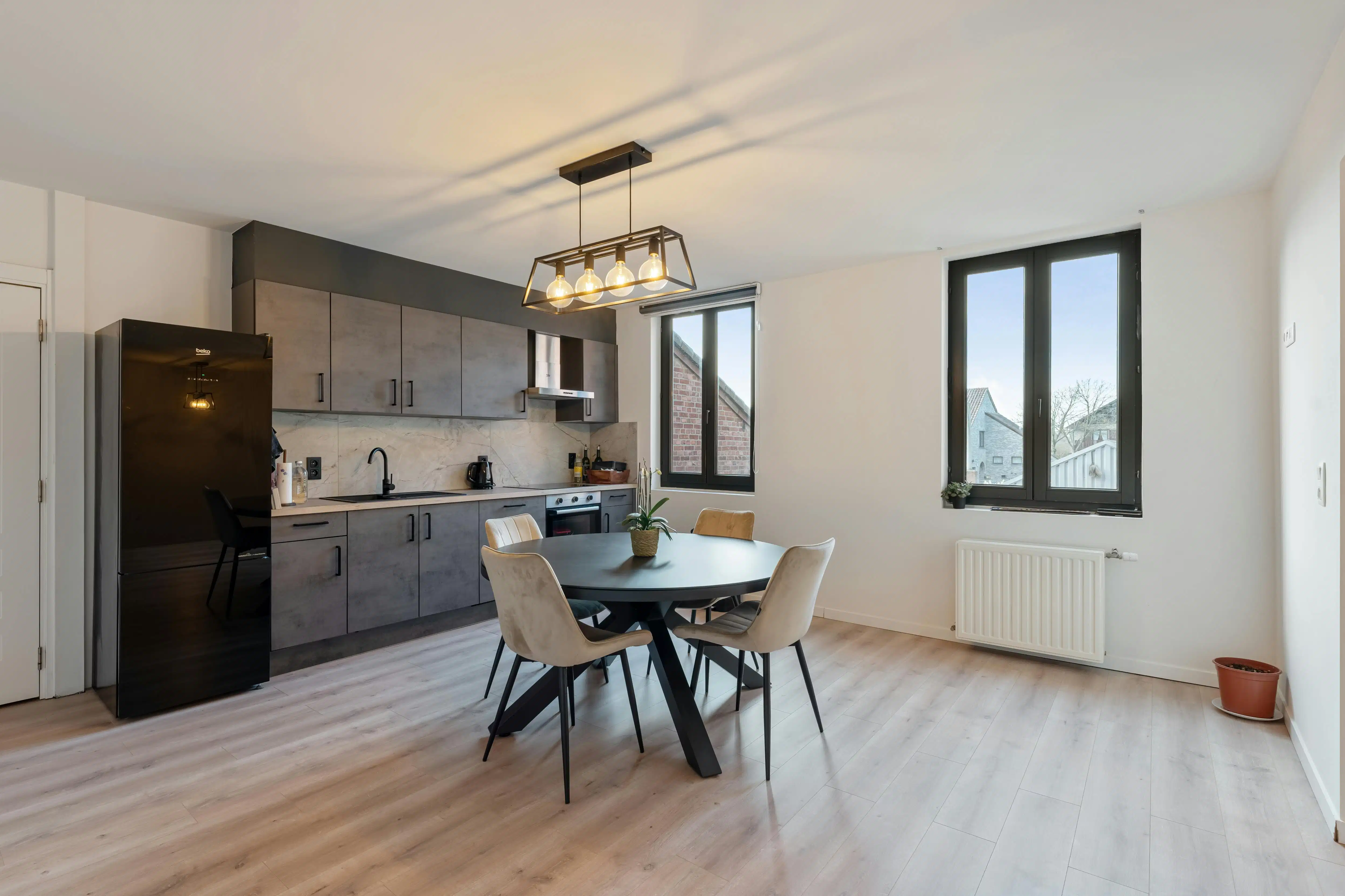 Rendabele opbrengsteigendom met handelspand, magazijn, woonst en 2 appartementen in Genk foto 4