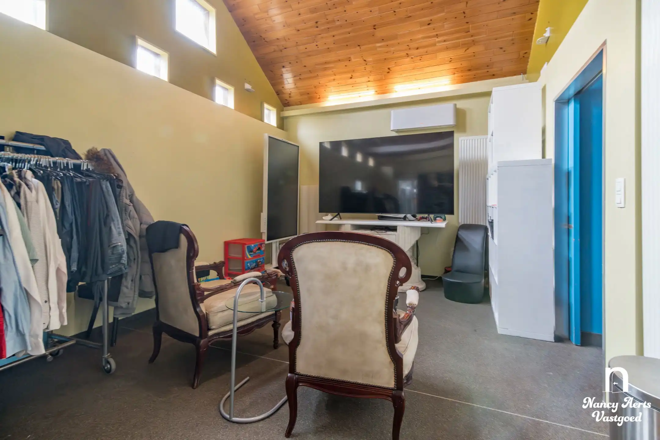 Veelzijdige woning met royale ruimtes en zwembad foto 17