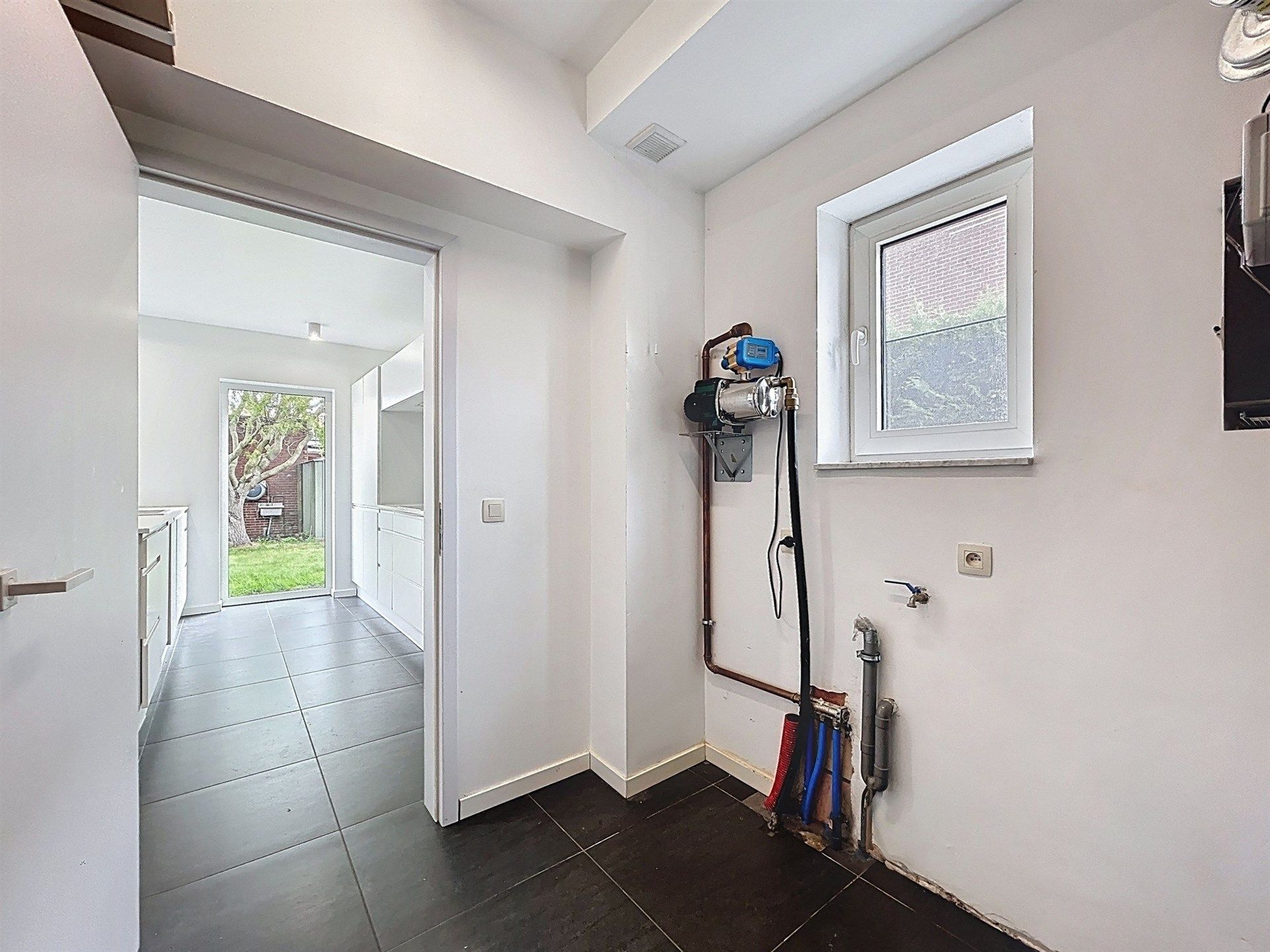 Recente energiezuinige  half-open bebouwing met 3 slp en gezellige tuin! foto 5