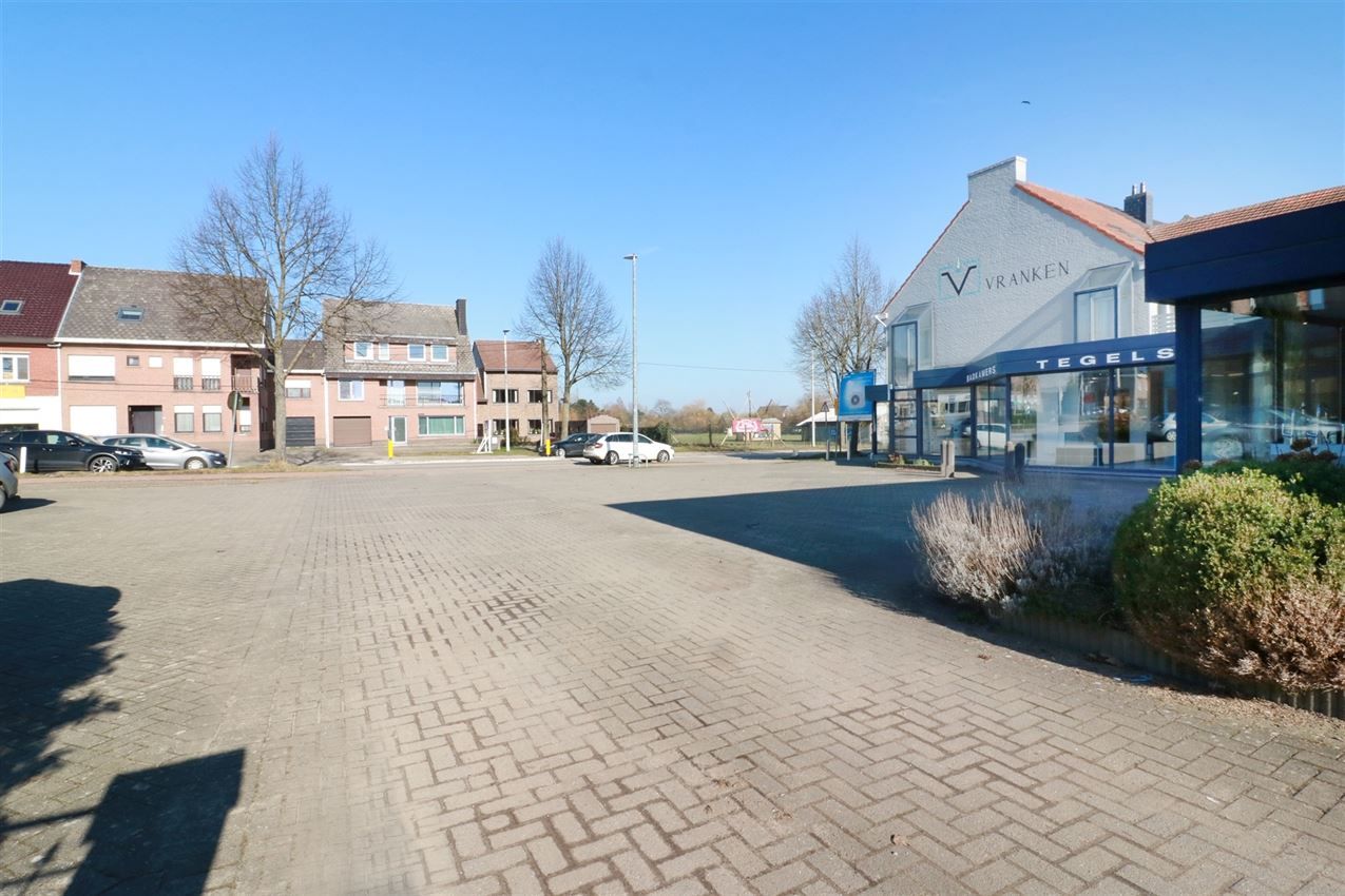 Uitstekend gelegen handelszaak met magazijn en parkeergelegenheden foto 62