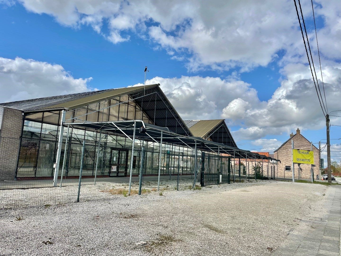 Hoekpand op 1500 m² met een ruim handelspand (serre/winkel) van 680 m² op een goede ligging foto 3