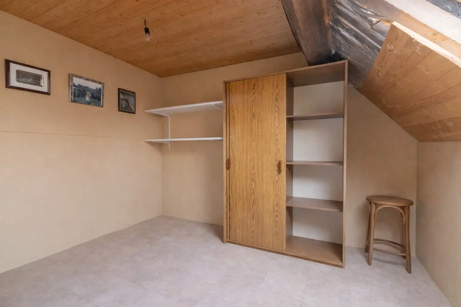 Kloeke woning met tuin, 2 garages en uitweg foto 10