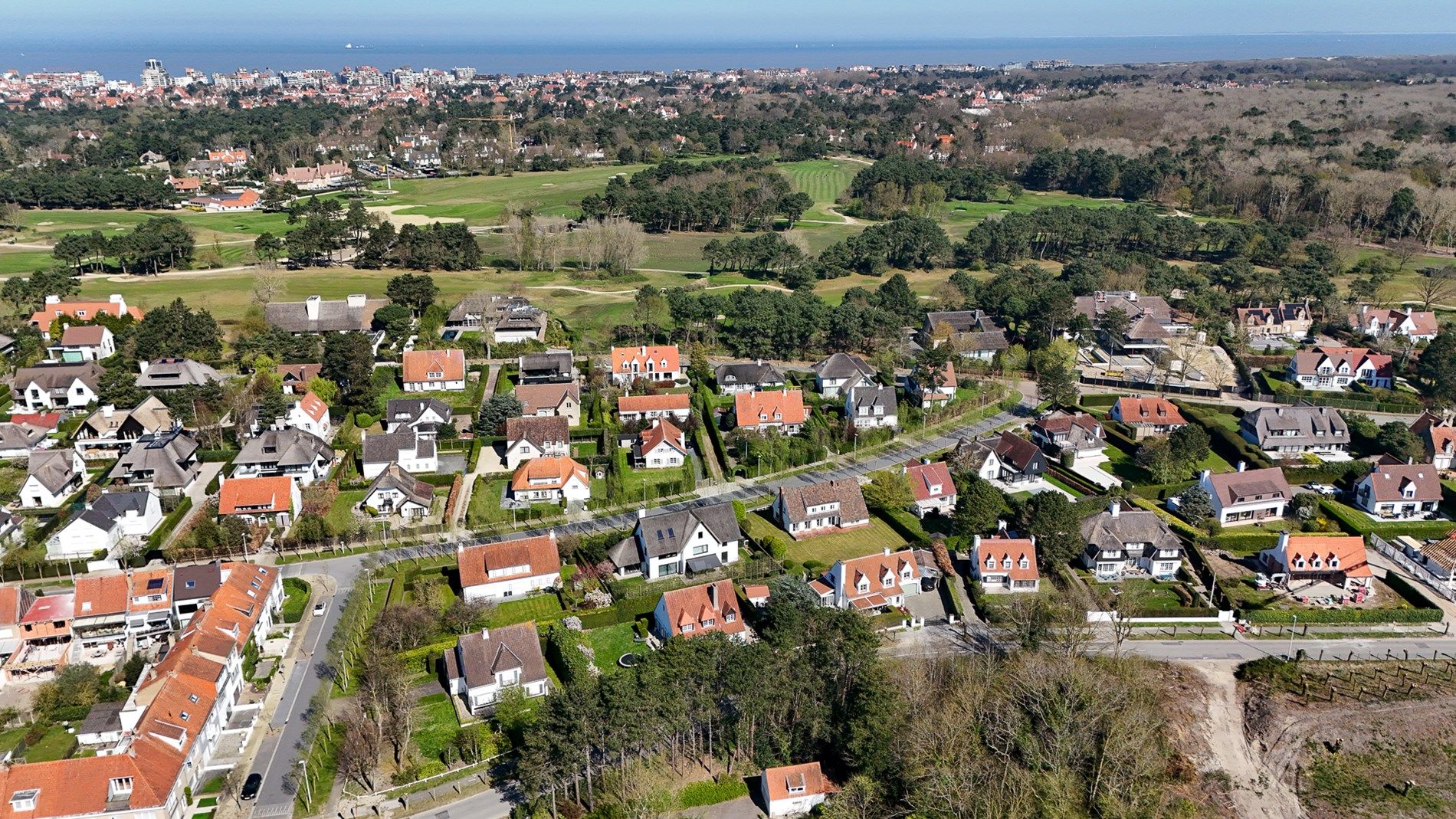 Villa gelegen vlakbij de banen van de "Royal Zoute Golf Club" & op korte afstand van de Magere Schorre foto 2