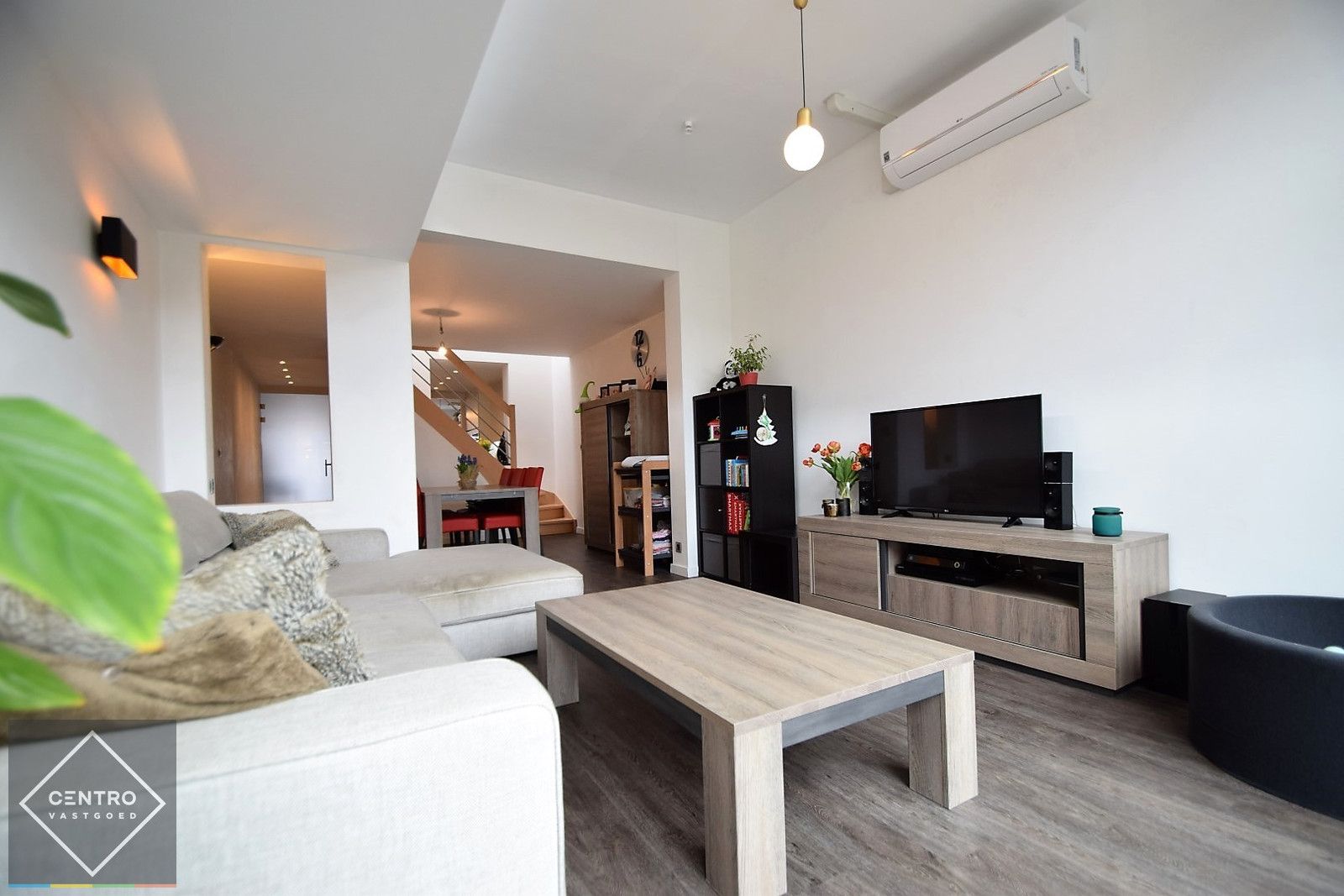 Volledig gerenoveerde woning met 3 slpks en leuke tuin! foto 2