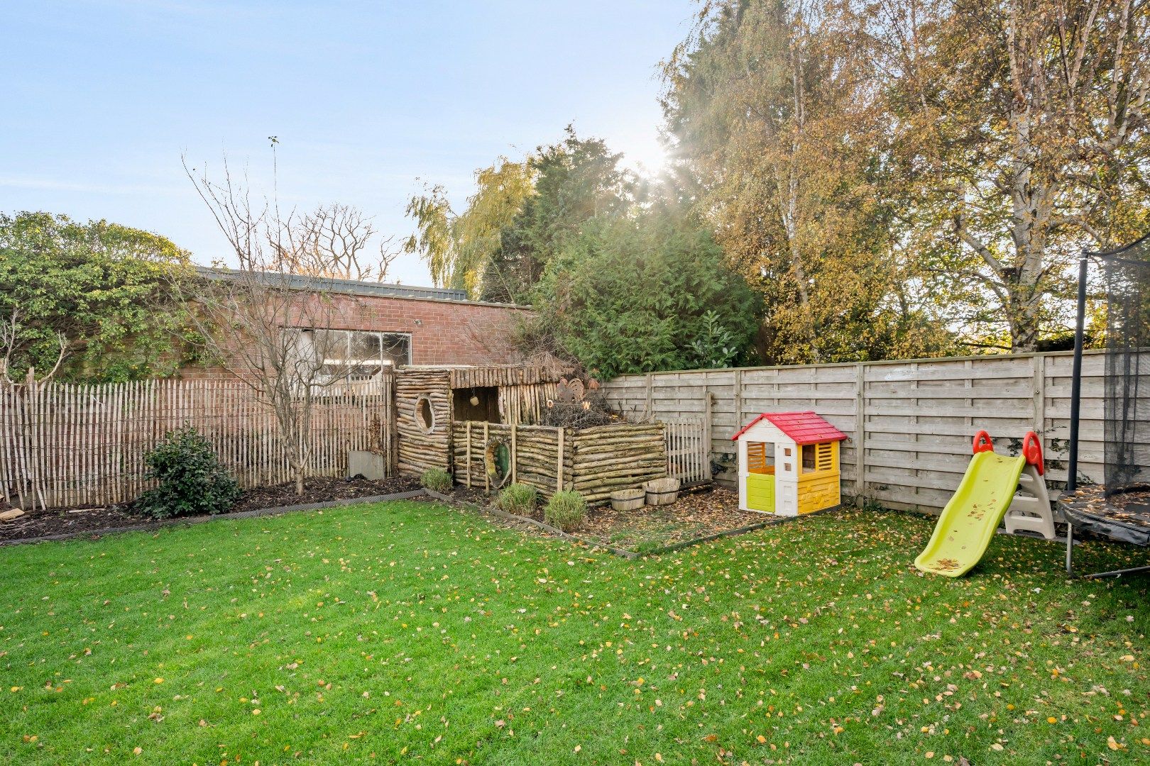 Op te frissen woning met 3 slaapkamers, opslagruimte en tuin op 864m² foto 18