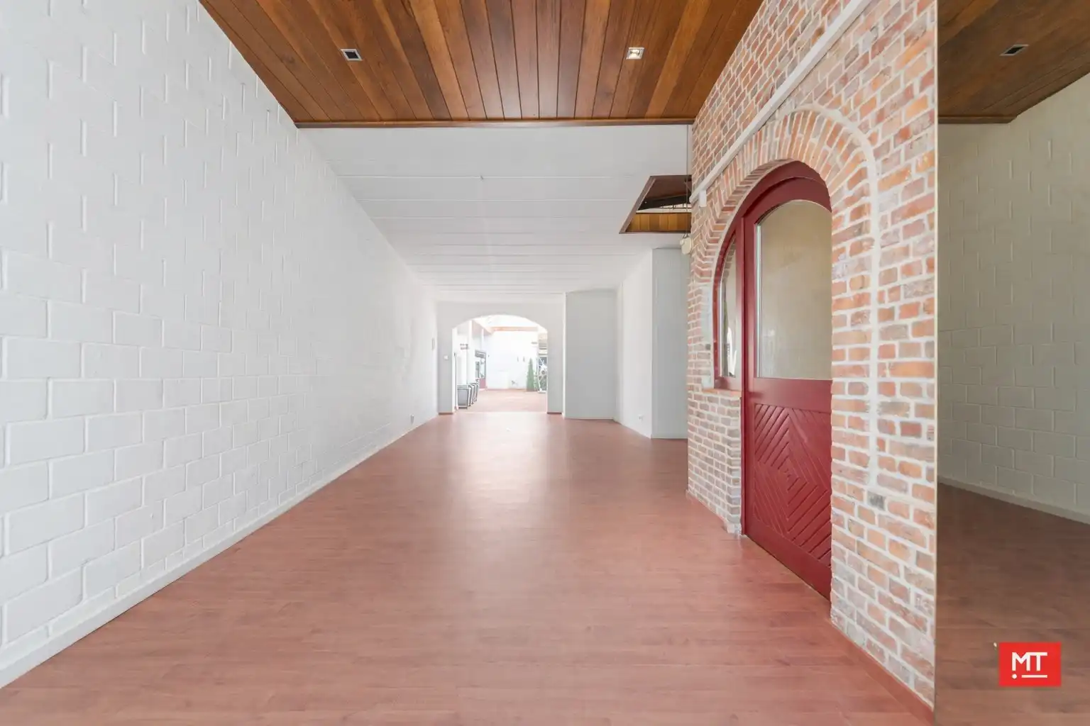 Bijzonder ruime woning met opslagruimte, dubbele garage en uitweg in centrum Langemark foto 6