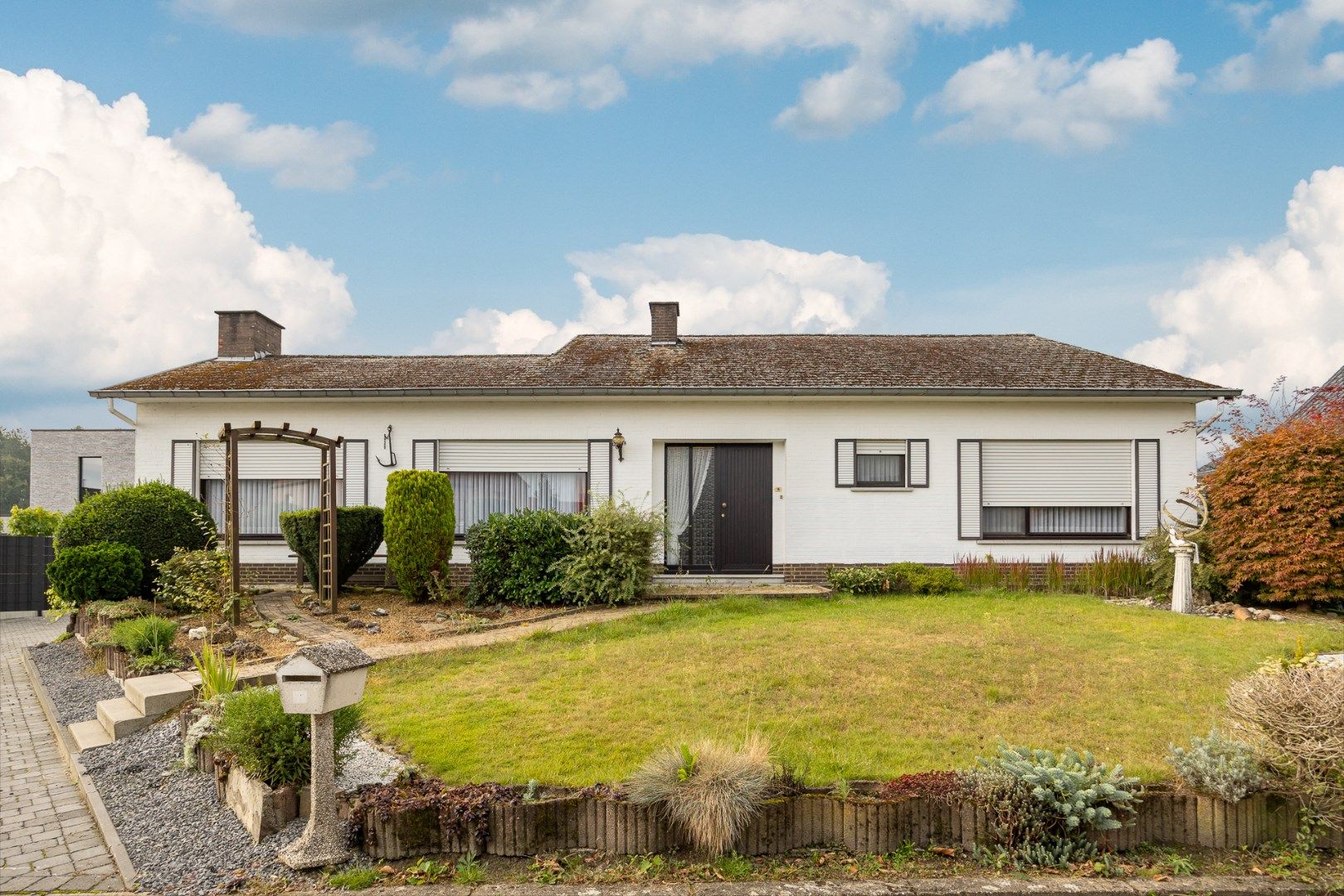 Laagbouw met drie slaapkamers en ruime garage foto 1