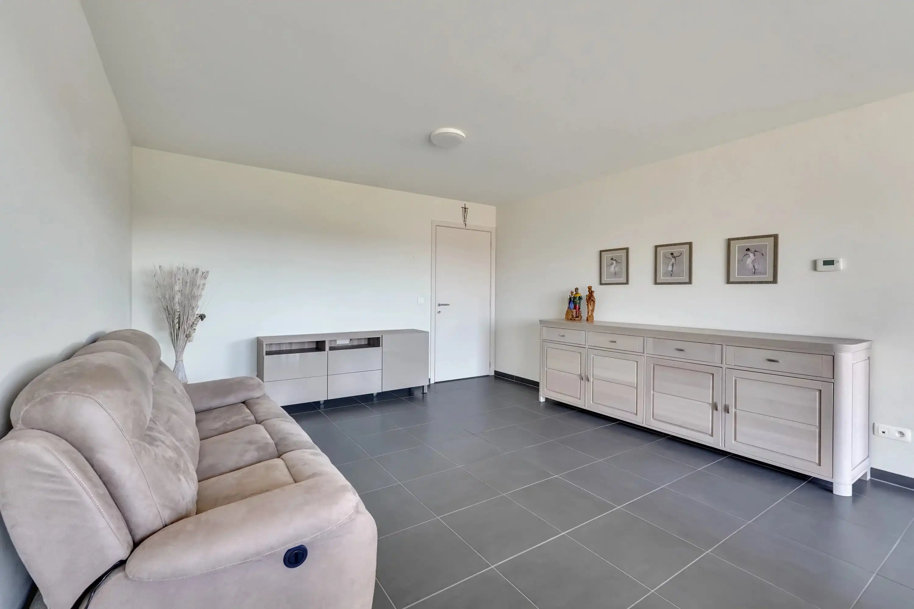 Instapklaar appartement met terras aan centrum Bilzen foto 5