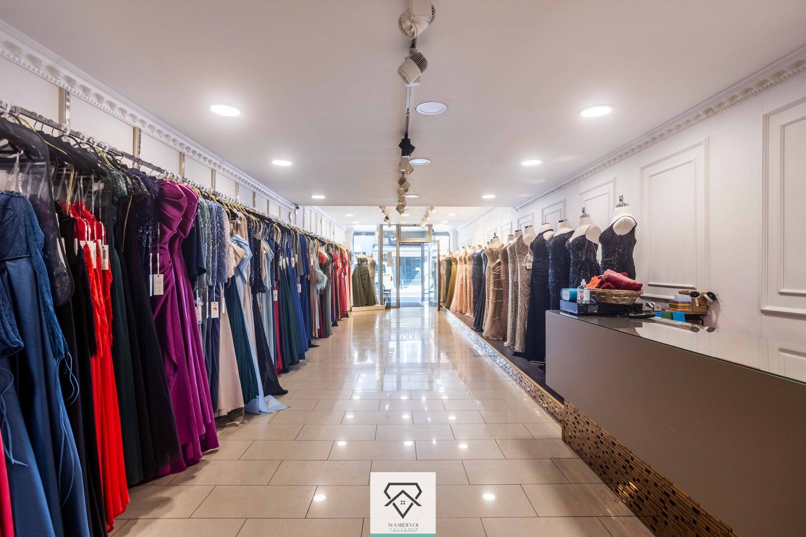 Ruim handelshuis te koop bestaande uit duplexappartement en dubbele handelsruimte foto 4