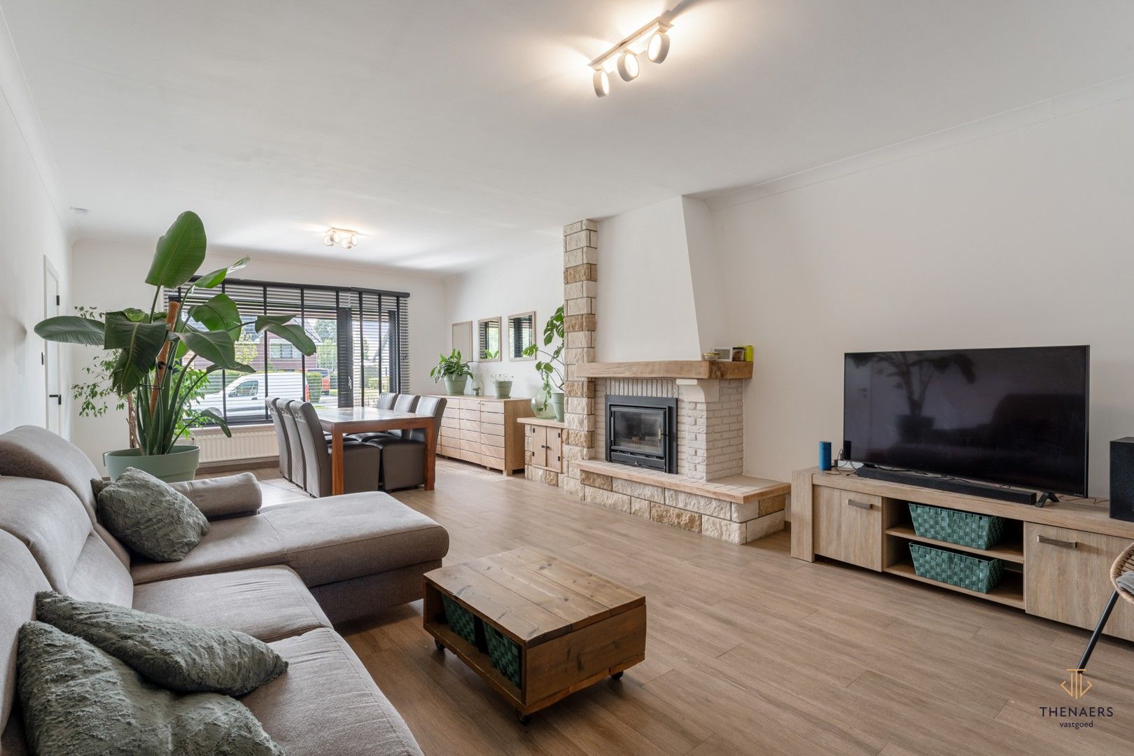 INSTAPKLARE WONING MET 3 SLAAPKAMERS, TUIN EN CARPORT. foto 2