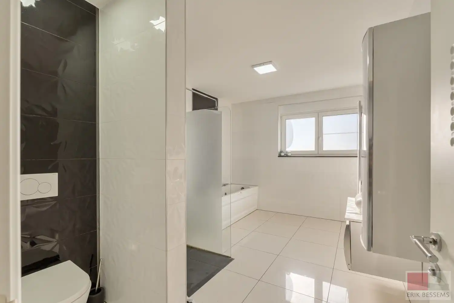 Prachtige en ruime woning met een woonoppervlakte van ca. 277 m², gebouwd in 2018 met vloerverwarming en voorzien van 5 volwaardige slaapkamers en 3 badkamers foto 19