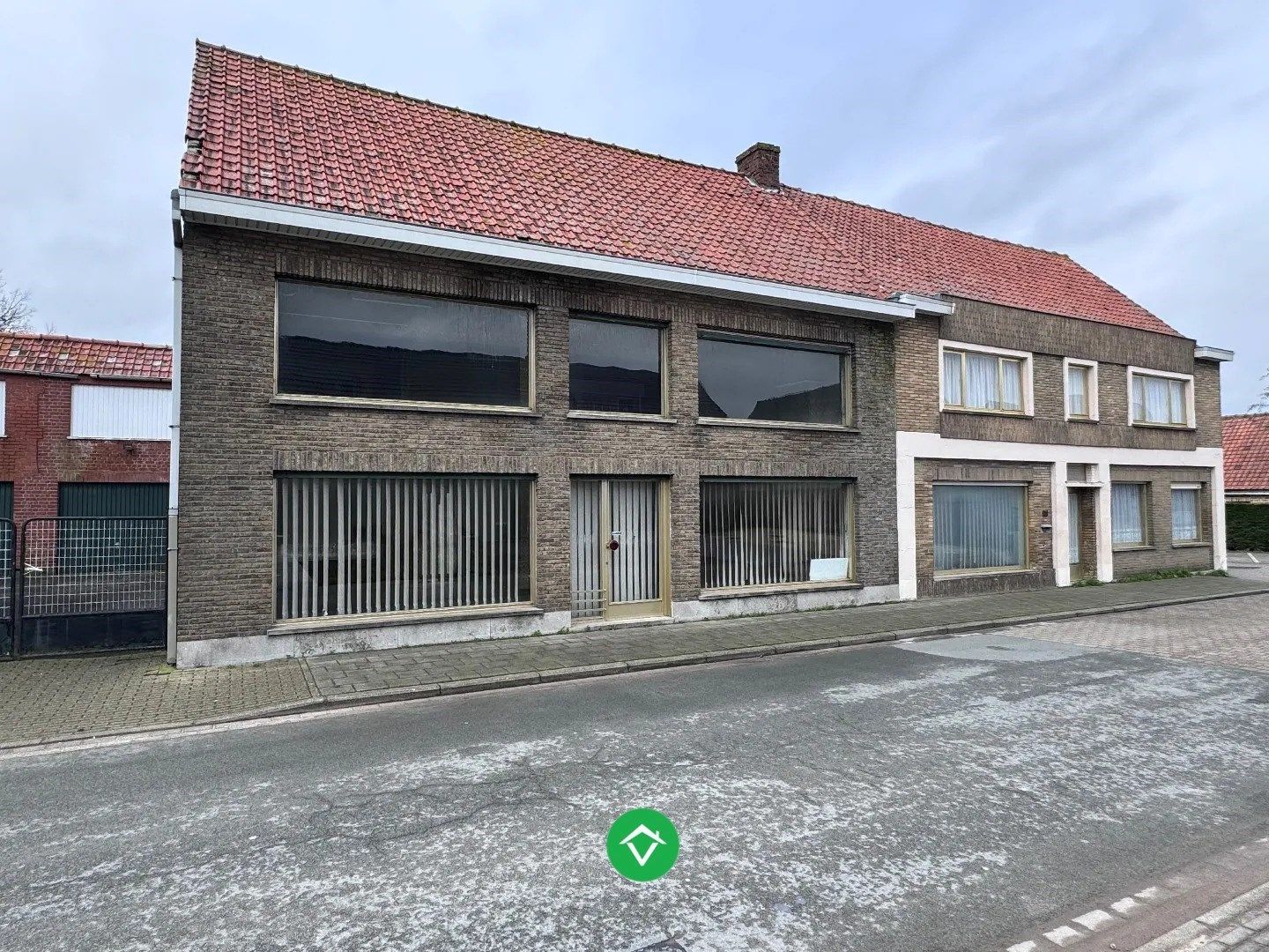 Te renoveren woning met 5  slaapkamers en bijhorend stuk bouwgrond te Koekelare  foto 8