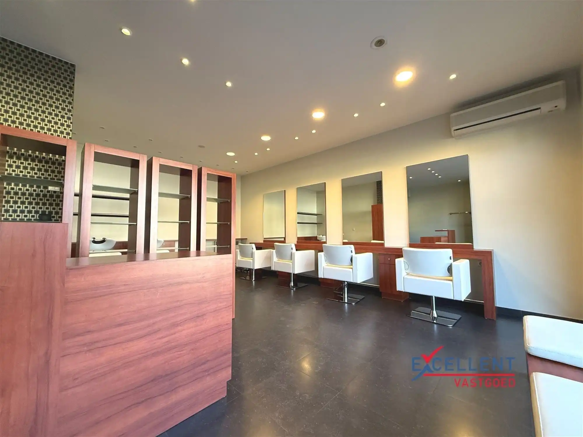 Multifunctioneel handelsgelijkvloers te Olsene te huur foto {{pictureIndex}}