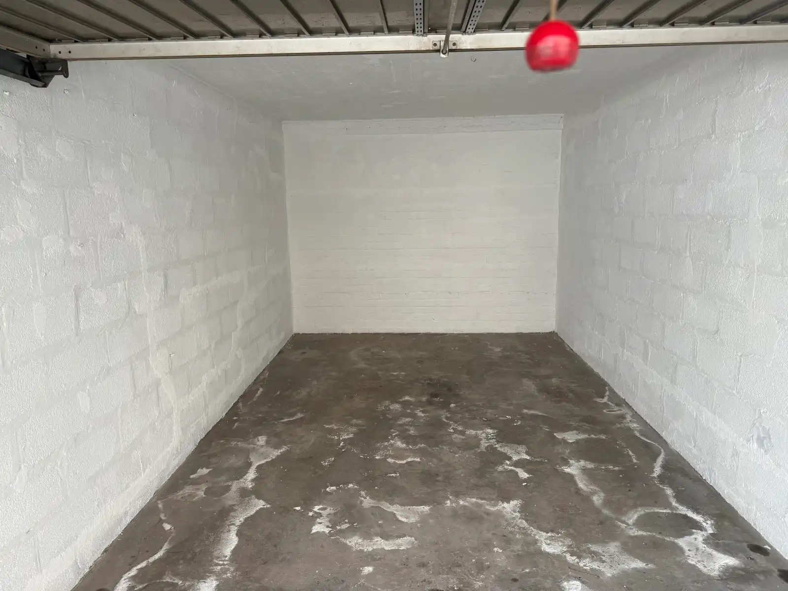 Gesloten garagebox met slagboombeveiliging foto 2