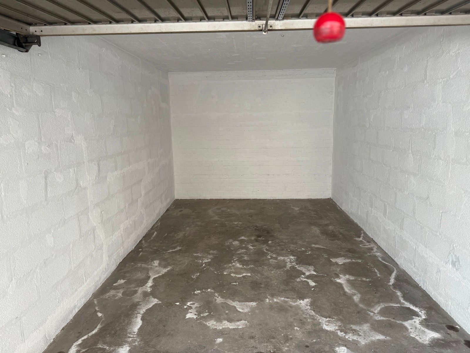 Gesloten garagebox met slagboombeveiliging foto 2