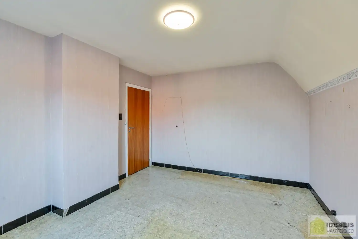 TE RENOVEREN WONING NABIJ HET CENTRUM VAN WIJCHMAAL, PEER OP EEN PERCEEL VAN  MAAR LIEFST 12A 5CA – DE WONING OMVAT EEN OPEN LEEFRUIMTE MET VEEL LICHTINVAL, KEUKEN MET AANSLUITEND EETKAMER, 3 SLAAPKAMERS, BADKAMER, VERANDA EN TWEE RUIME OPSLAGRUIMTES/WERKPLAATSEN – Een praktisch ingedeelde woning op een ruim perceel nabij het centrum van Peer! Dé perfecte zet voor zij die op zoek zijn naar een te renoveren woning met veel mogelijkheden op een rustige locatie in Wijchmaal, Peer! foto 16