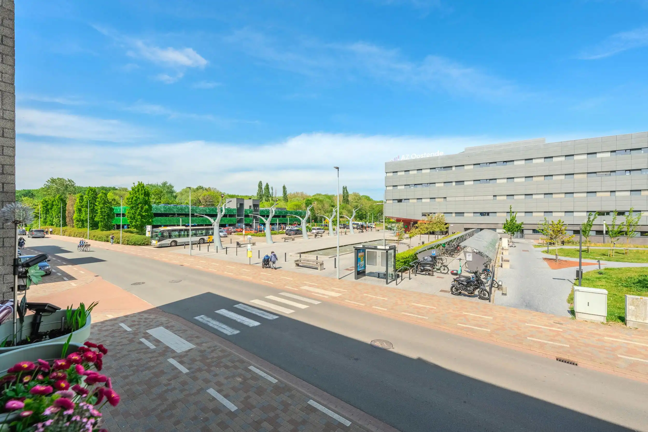 Lichtrijk twee-slaapkamerappartement met terras te Oostende foto 4