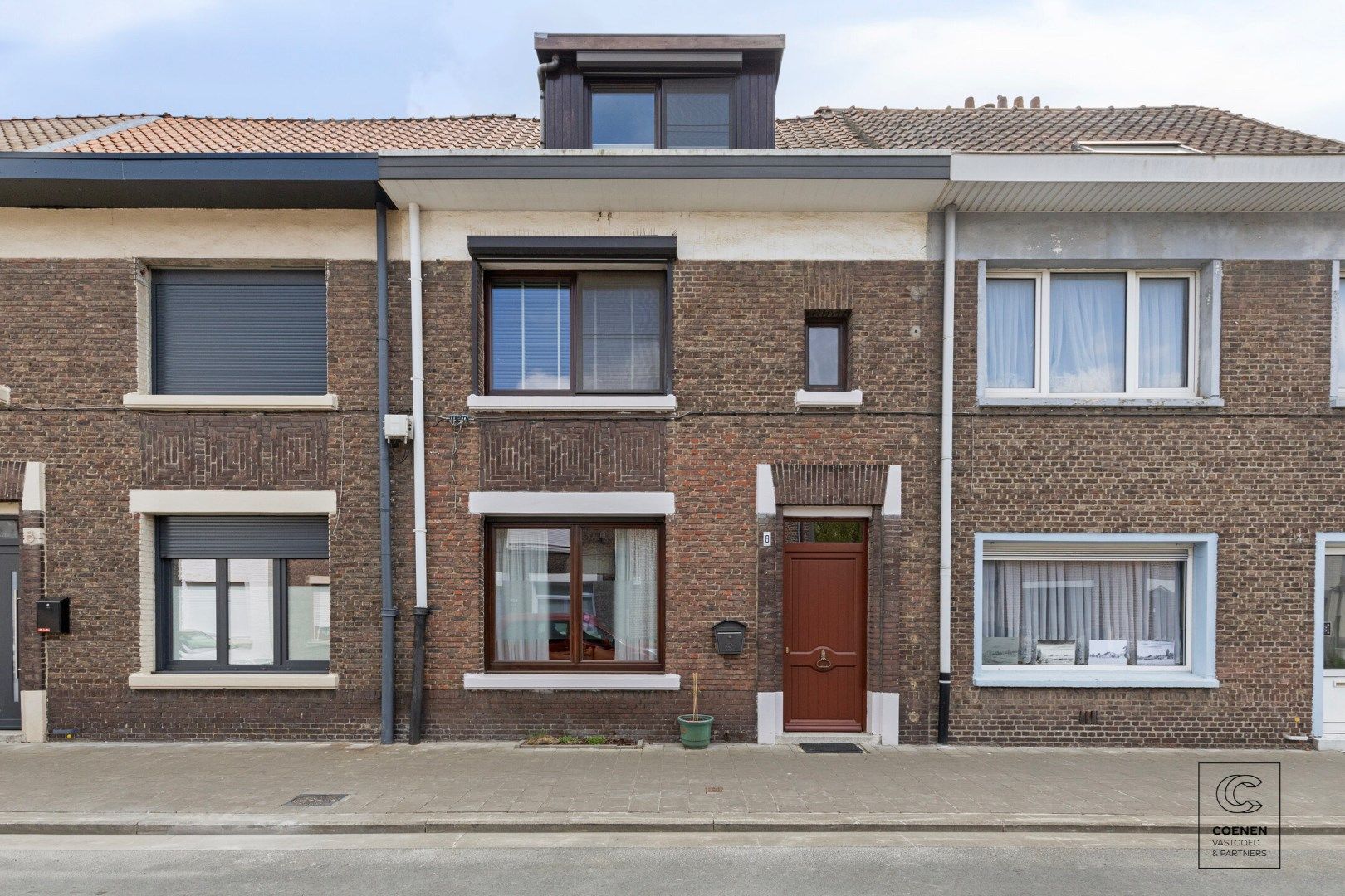 Charmante gezinswoning van 126m² en 3 slaapkamers op TOPlocatie te Luchtbal! foto {{pictureIndex}}