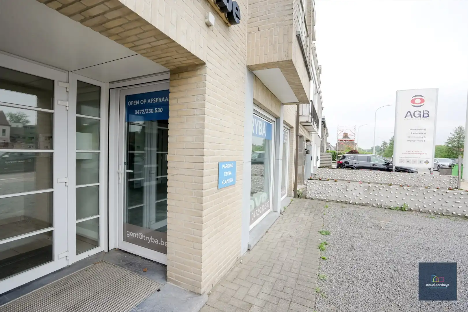 Commercieel gelegen kantoor of winkelruimte met 2 parkeerplaatsen foto 2