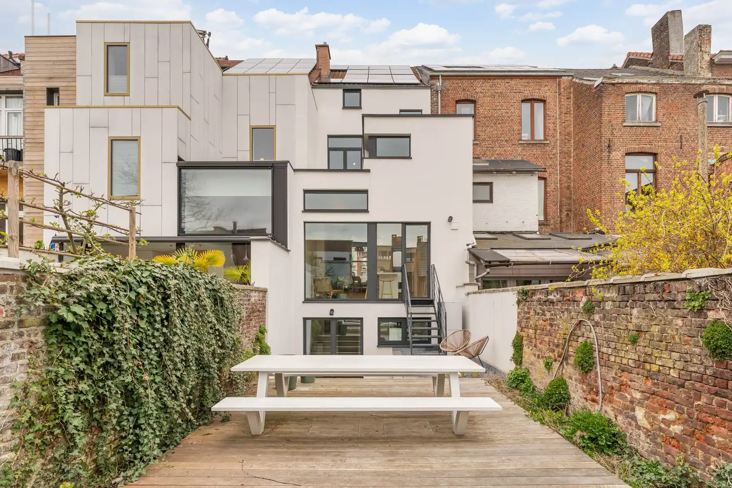 Prachtig gerenoveerd en energiezuinig herenhuis met 5 slaapkamers, 2 badkamers en een tuin op een toplocatie nabij het station van Leuven! foto 16