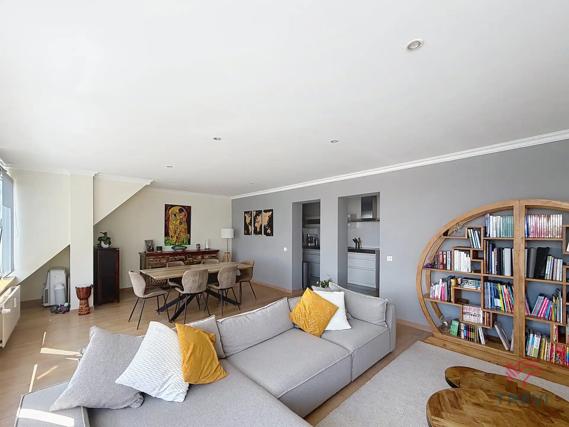 Mooi appartement met 2 slaapkamers + studeerkamer foto {{pictureIndex}}