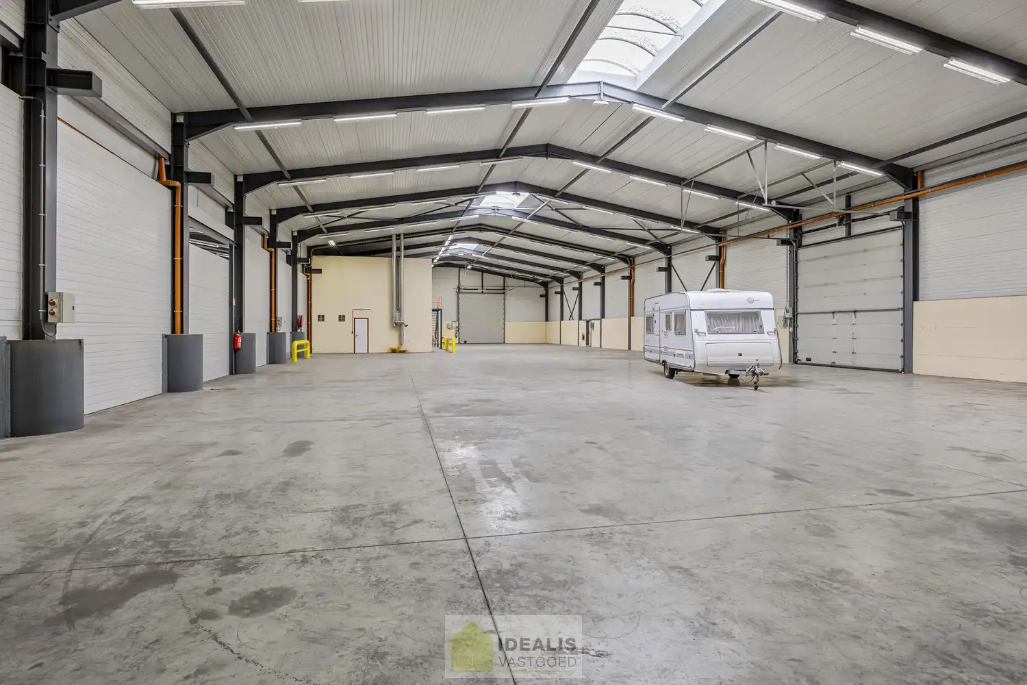 IDEALIS VASTGOED – Industrieel bedrijfsgebouw van maar liefst +-5000m² bruikbare oppervlakte, bestaande uit bedrijfshallen, kantoor- en vergaderruimtes en een appartement met een centrale ligging op industrieterrein Genk Zuid op een perceel van 10.326m² (1,03 hectare). foto 40