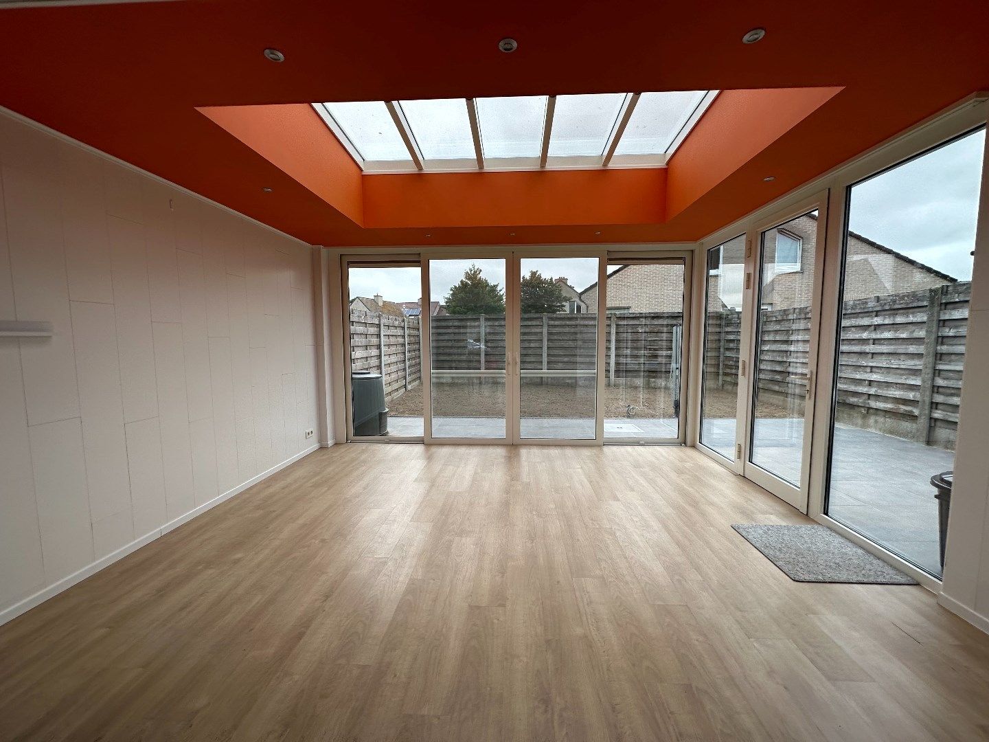 Centraal gelegen, lichtrijke woning met drie slaapkamers en garage foto 4