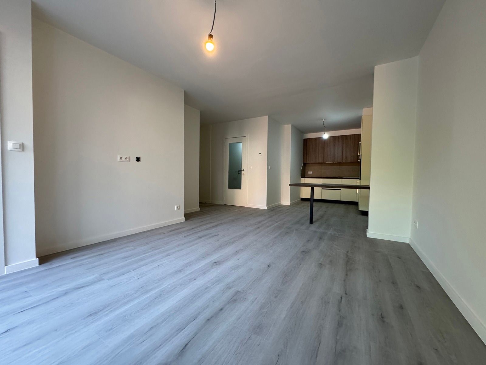 Vernieuwd appartement met 1 slaapkamer en tuin foto 2