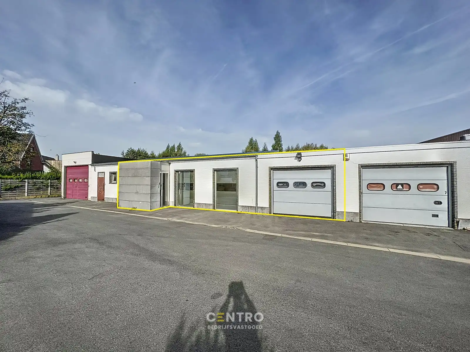 Goed gelegen OPSLAGPLAATS met BUREEL op bedrijfssite te Rumbeke. foto {{pictureIndex}}