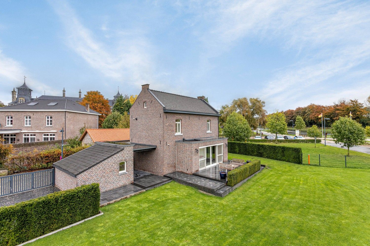 Stijlvol gerestaureerd herenhuis met authentieke flair in het historisch centrum van Oud-Rekem! foto 21