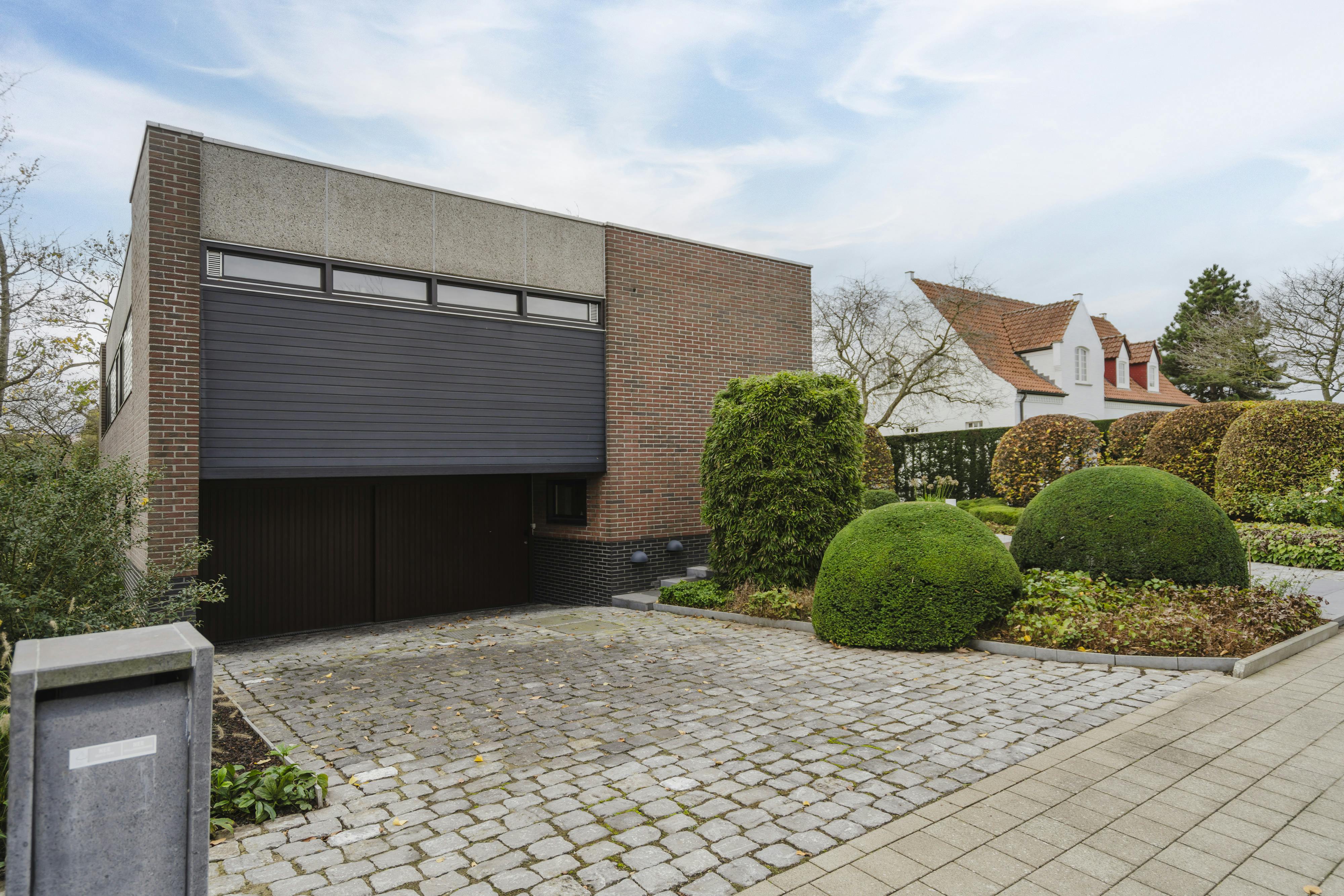 Karaktervolle, architecturale villa te koop in Wevelgem! foto 2