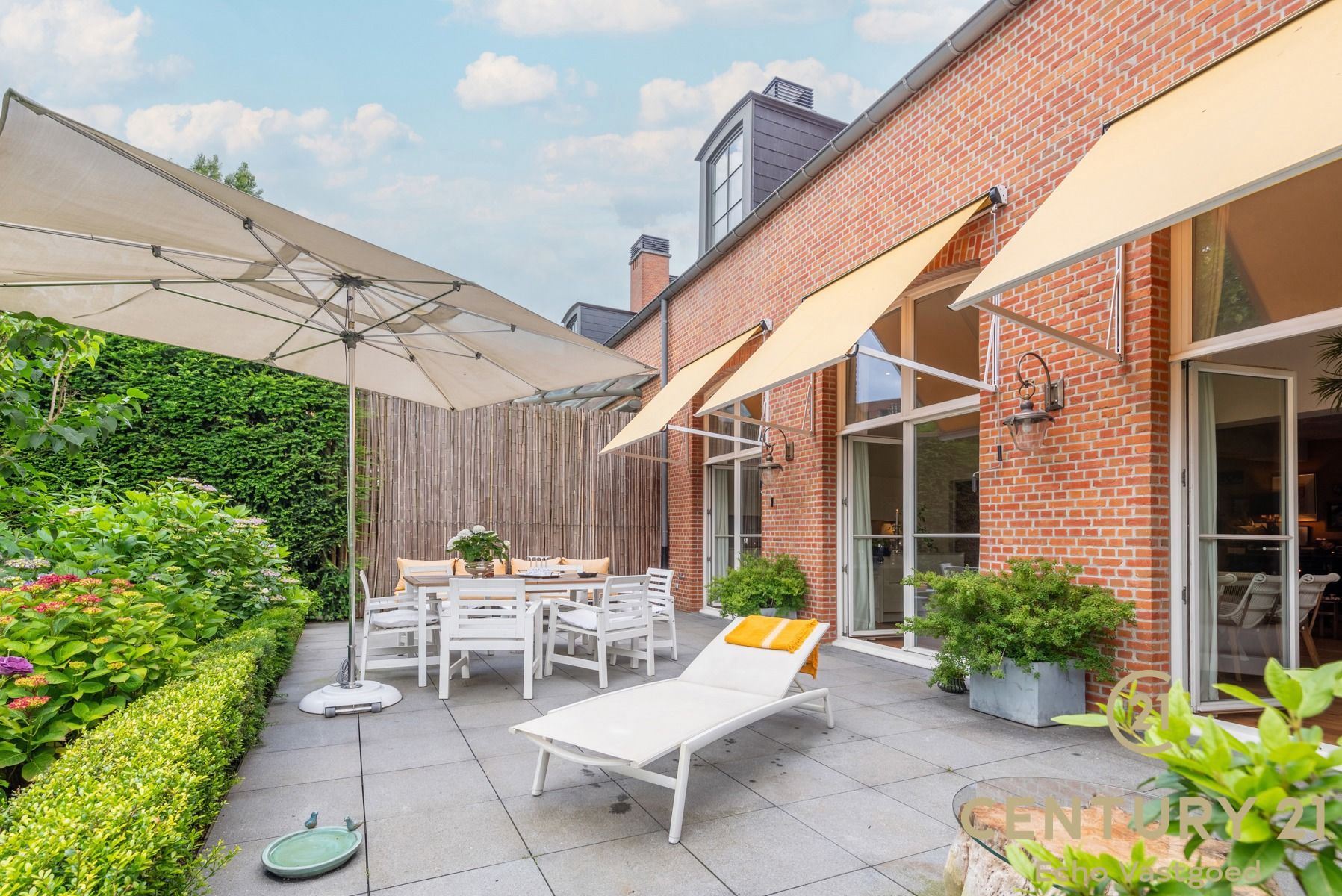 Luxe gekoppelde stadsvilla met mooie tuin + inpandige garage foto 11