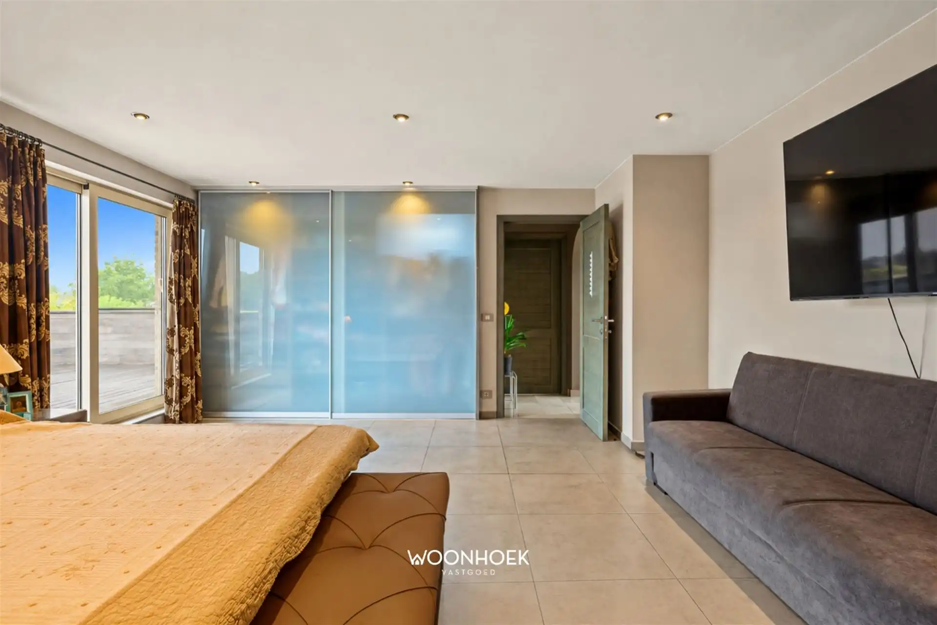Exclusieve villa met panoramisch uitzicht en magazijn.  foto 18