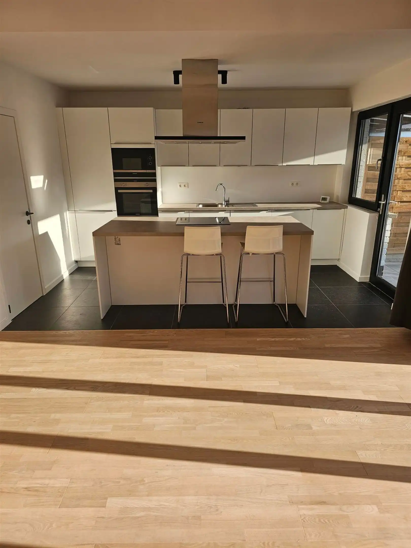 Gerenoveerde, rustig gelegen halfopen bebouwing met 3 slaapkamers en grote garage. foto 5