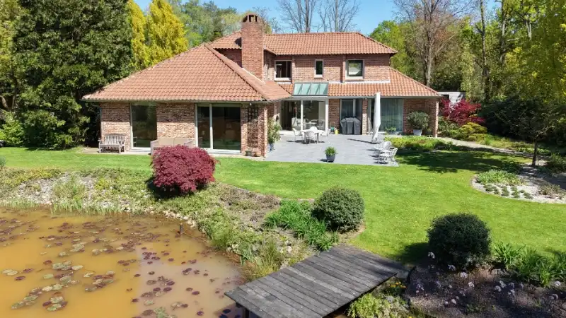Exclusief gelegen villa van 345m² op 30 are met grote vijver foto 19