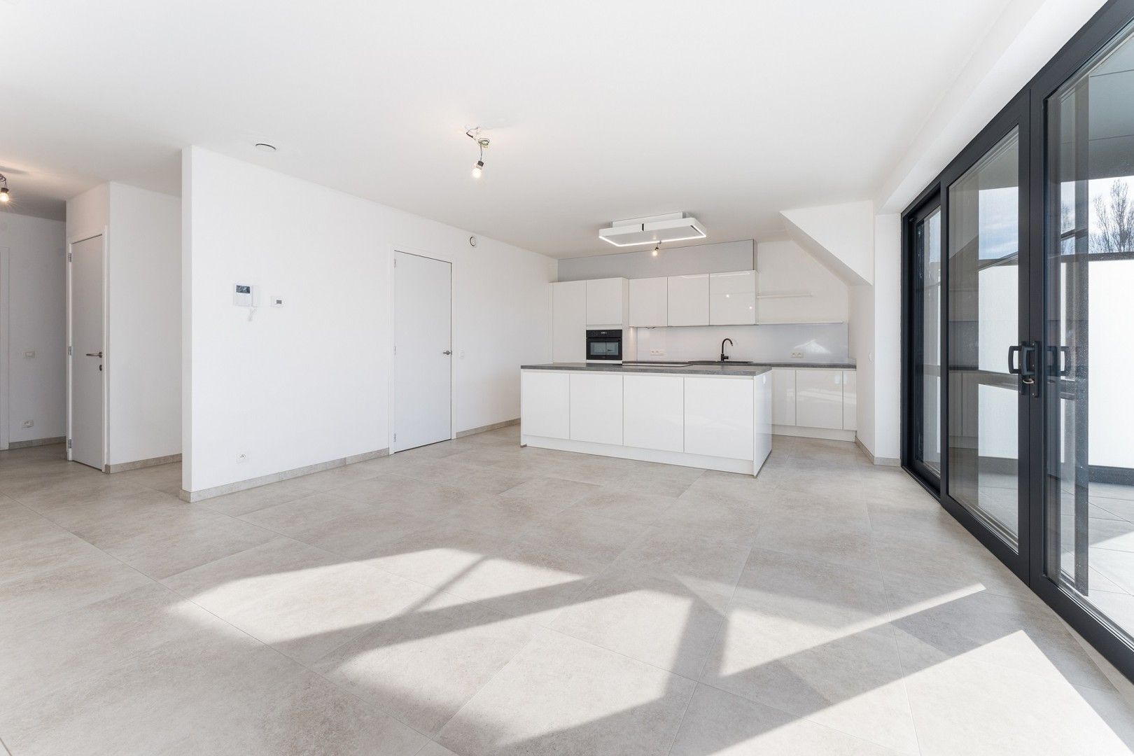 Ruim recent nieuwbouwappartement met terras aan de stadsrand - mog. tot huren van garagebox foto 4