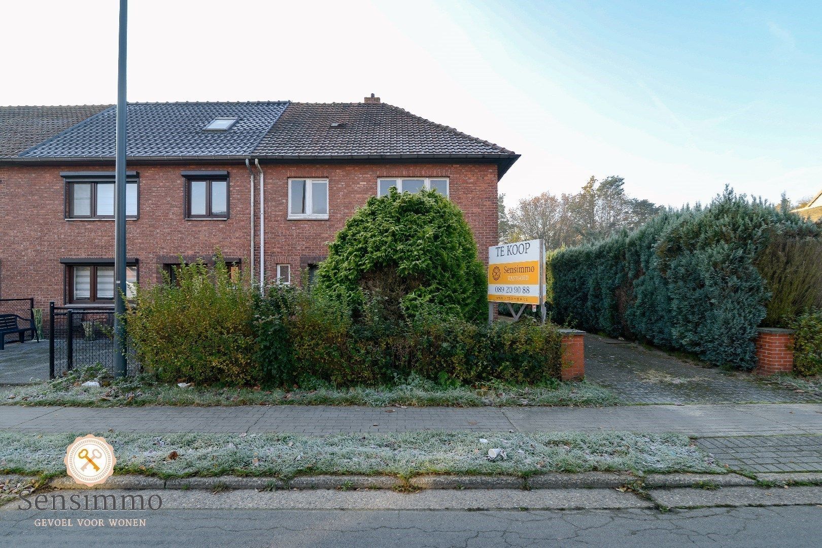 Halfopen woning met 3 slaapkamers en aanpalende bouwgrond foto 2