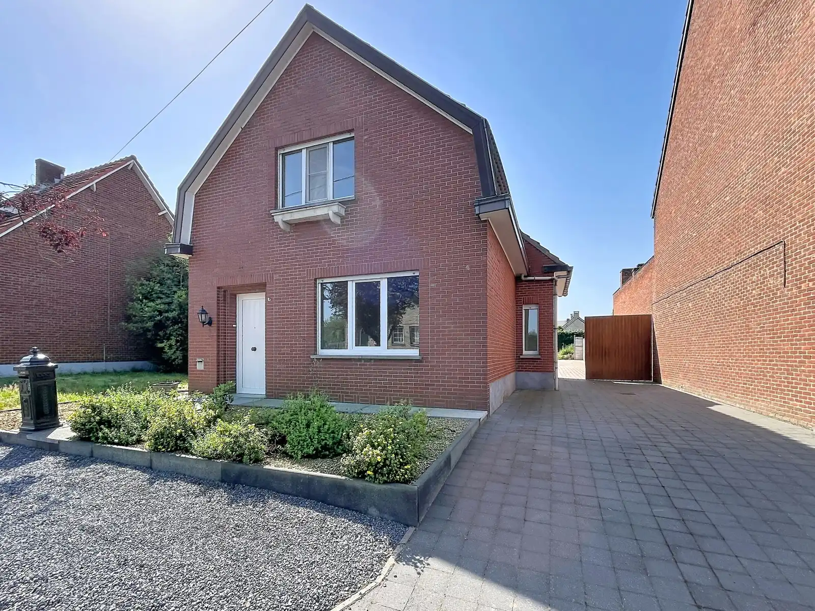 Charmante en opgefriste woning te Nieuwerkerken foto 25