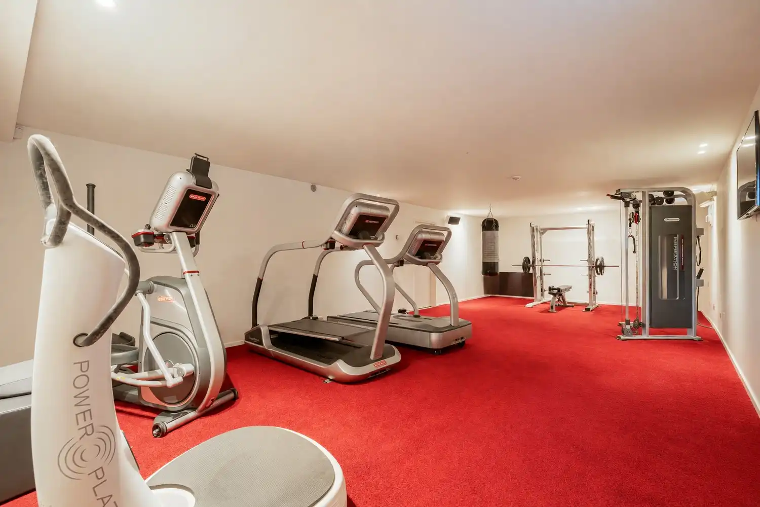 Exclusieve recente villa met verwarmd zwembad, vier garages en inclusief bouwgrond van 10a in een groene omgeving foto 33