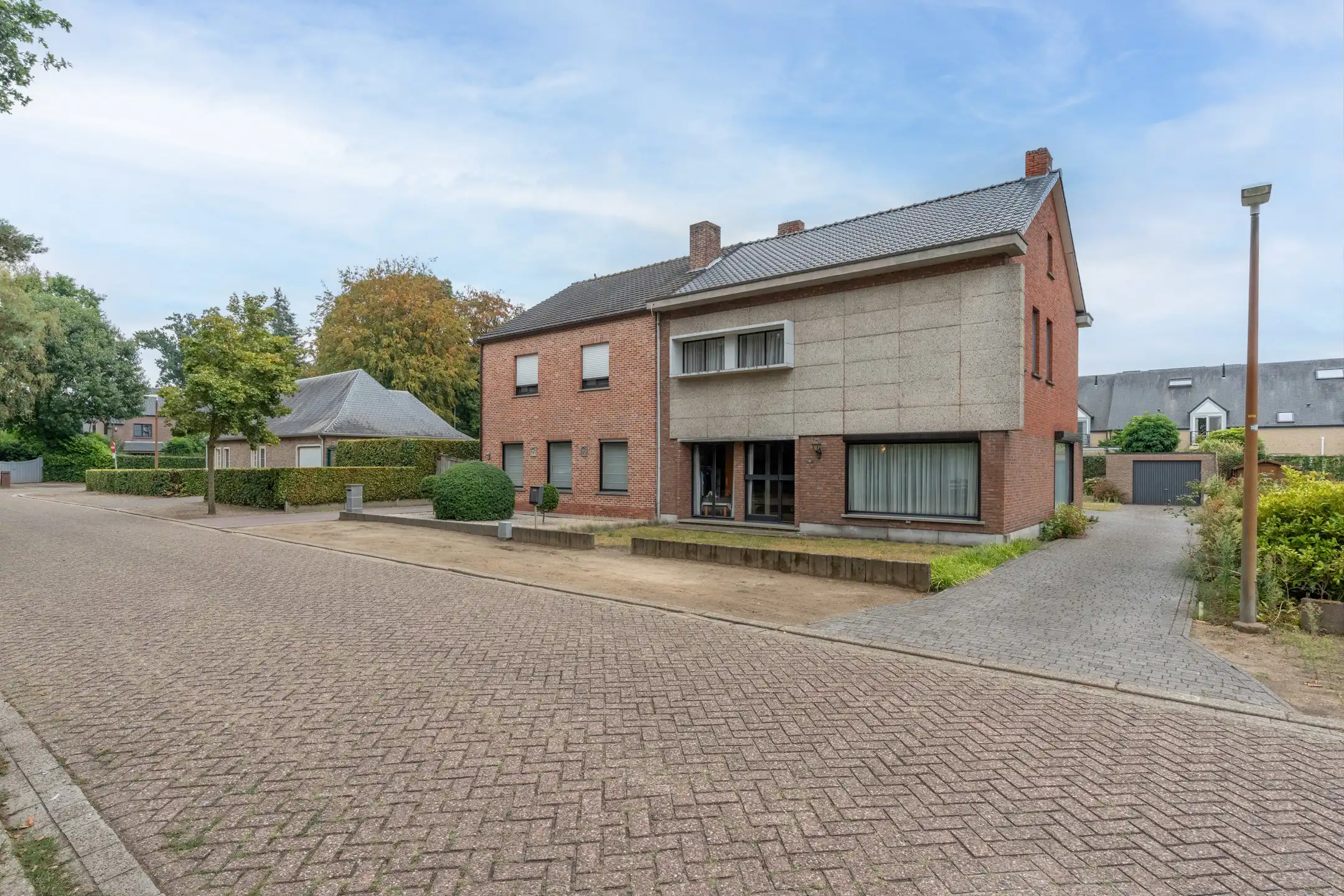 Ideaal gelegen gezinswoning met 5 slpk's, tuin en garage te Vosselaar. foto 2
