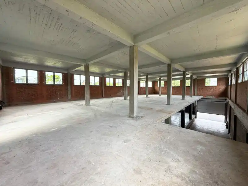 Bedrijfspand met woning foto 3