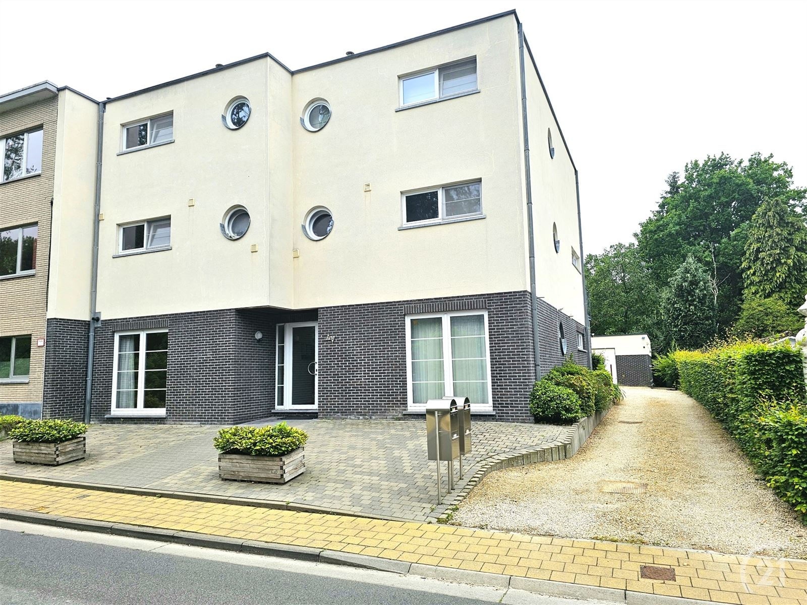 Lichtrijk gelijkvloersappartement met terras en garagebox foto 18