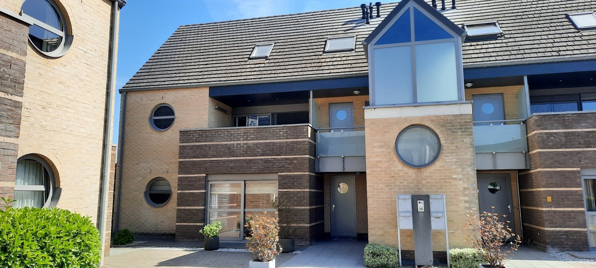 Verzorgd, recent duplex appartement met 3 slaapkamers, terras, kelderberging foto {{pictureIndex}}