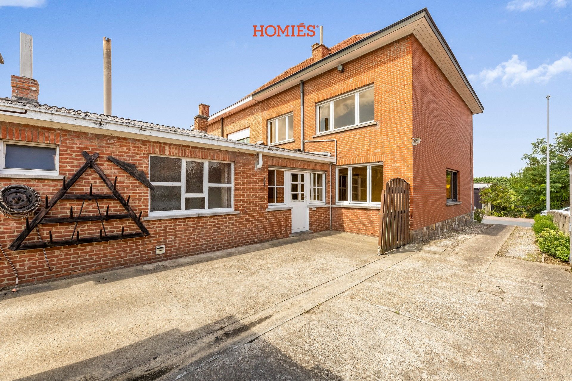 Te renoveren woning met veel potentieel foto 18