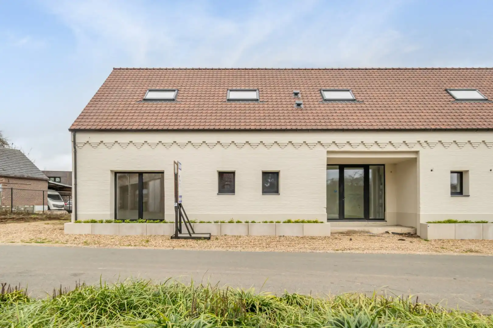 Exclusieve, volledig afgewerkte halfvrijstaande woning na transformatie van bestaande hoeve naar 2 BEN-woningen!  foto 2