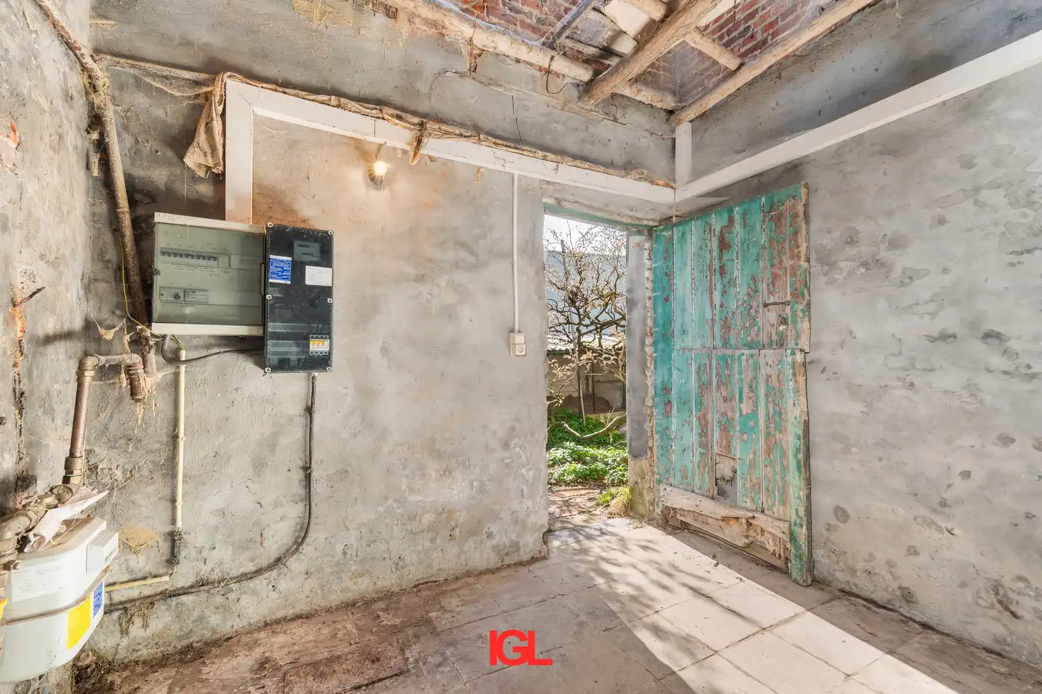 Te renoveren woning met grote tuin foto 17