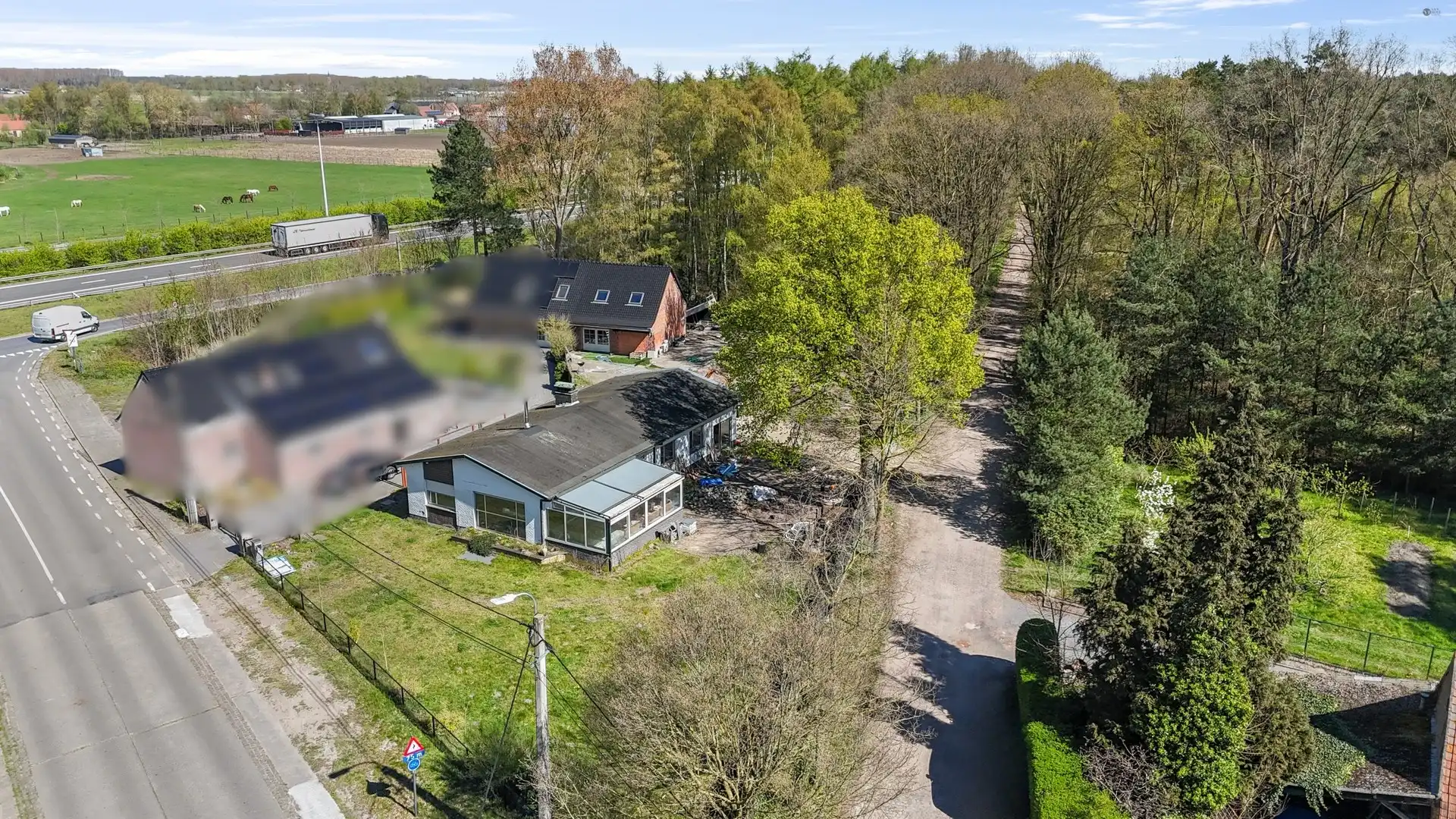 Volledig te renoveren bungalow op een ruim perceel te Moerbeke foto 2