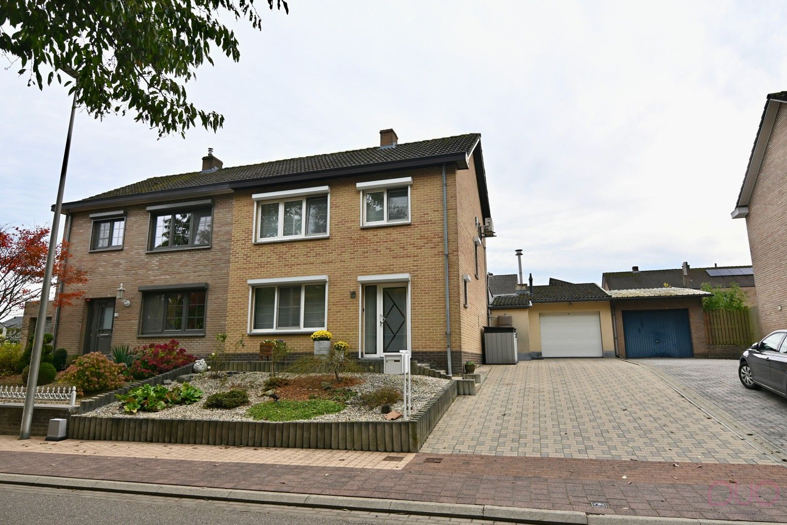 Instapklare halfopen bebouwing met vier slaapkamers, voorzien van alle moderne uitrustingen foto {{pictureIndex}}